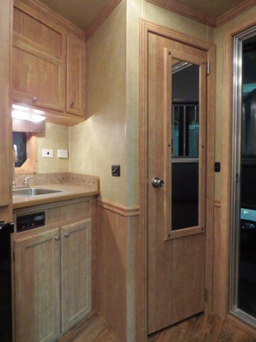 2016 Merhow usa luxury float with living on HorseYard.com.au