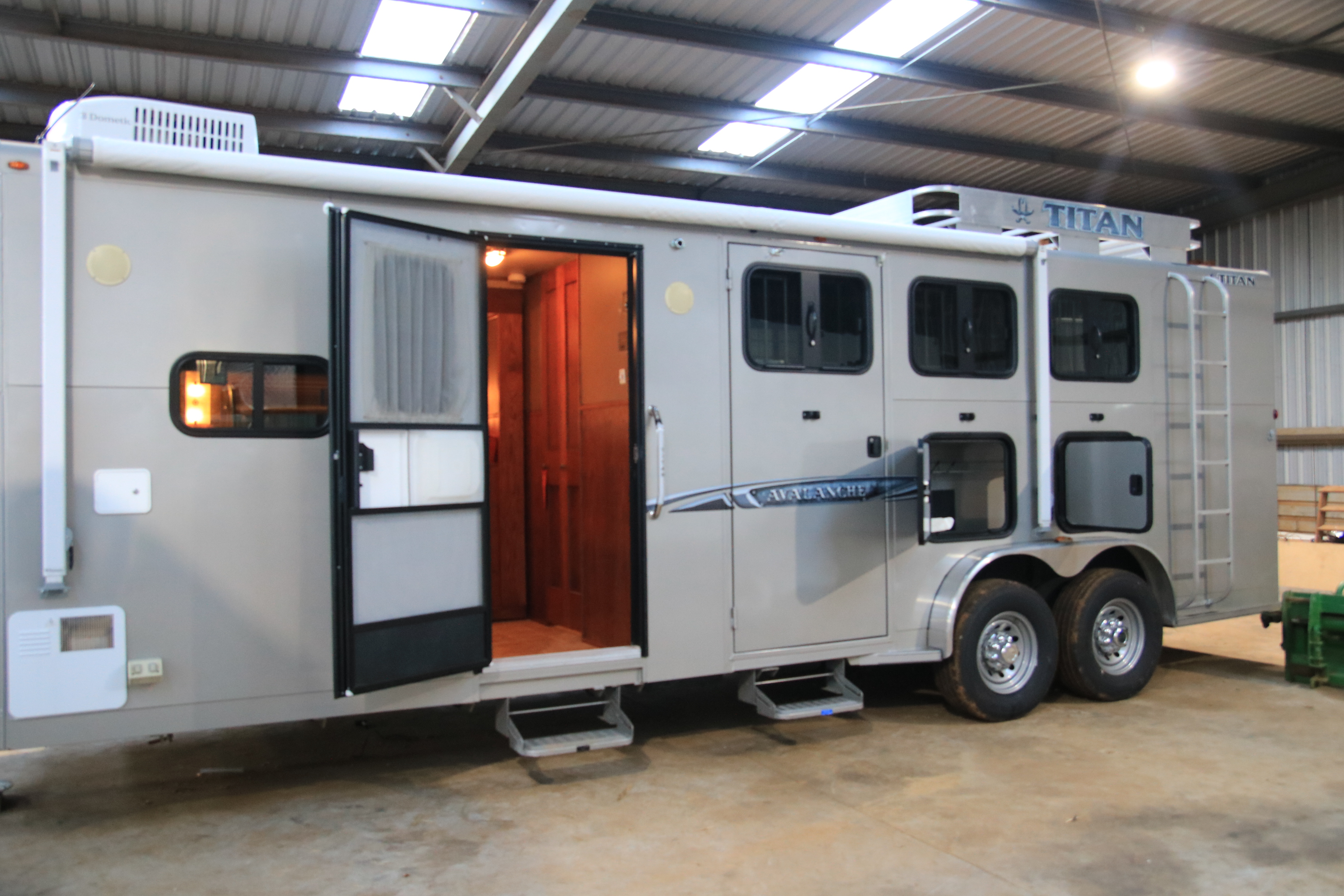 ABSOLUTE LUXURY GOOSENECK 3 HORSE on HorseYard.com.au